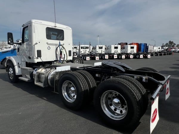 2024 Peterbilt 567 - Image 3