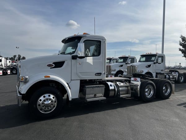 2025 Peterbilt 567 - Image 2