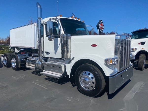2025 Peterbilt 589 - Image 2