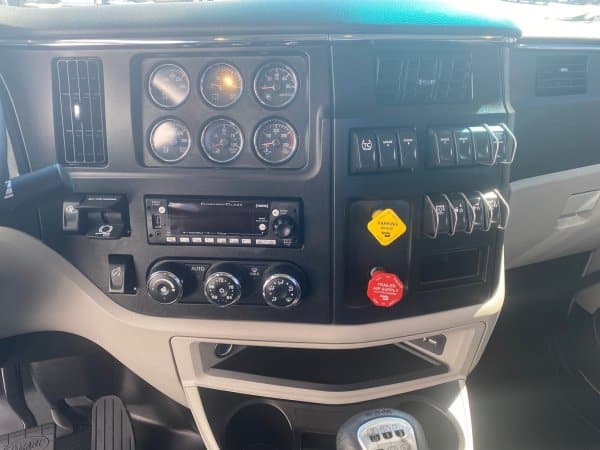 2025 Peterbilt 589 - Image 4