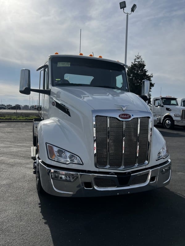 2025 Peterbilt 579 - Image 2