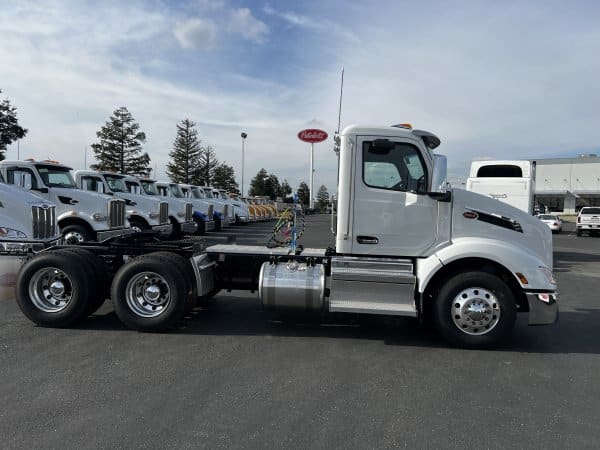 2025 Peterbilt 579 - Image 3