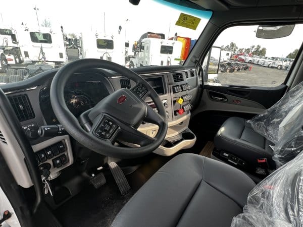 2025 Peterbilt 579 - Image 4
