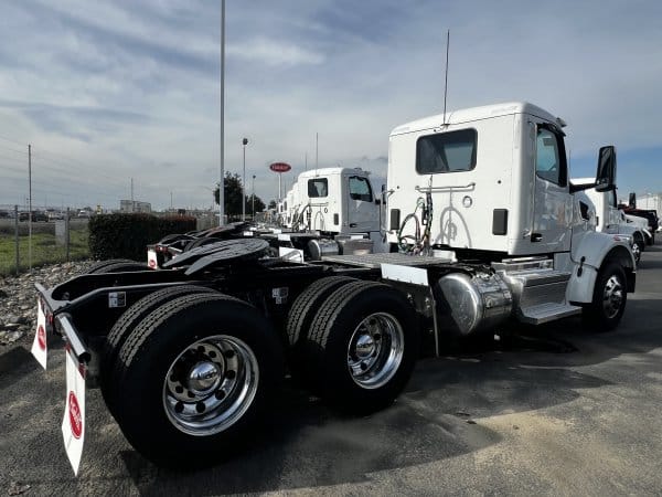 2025 Peterbilt 567 - Image 3