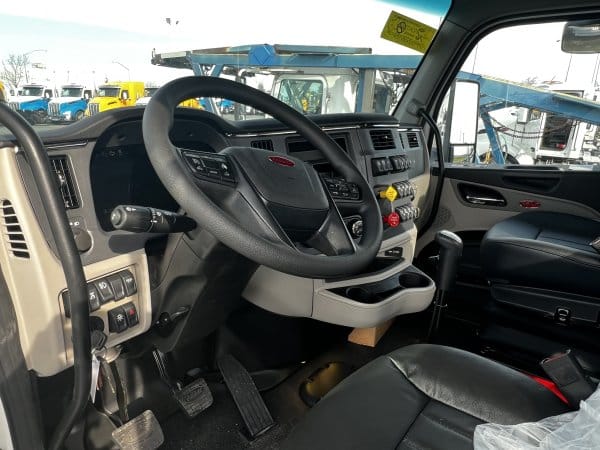 2025 Peterbilt 567 - Image 4