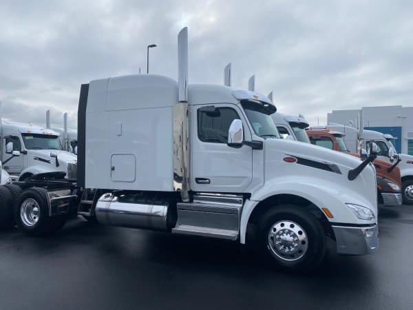 2025 Peterbilt 579 - Image 2
