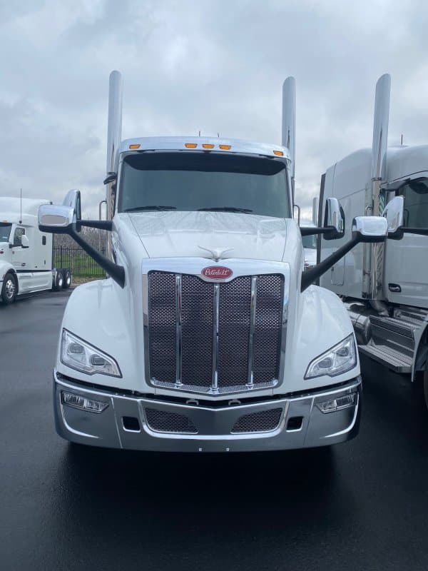 2025 Peterbilt 579 - Image 3