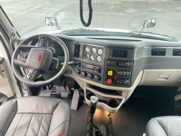 2025 Peterbilt 579 - Image 5