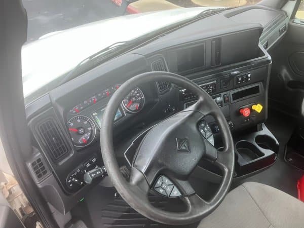 2018 International LT625 - Image 5