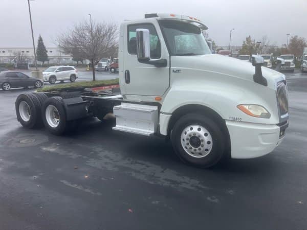 2018 International LT625 - Image 2