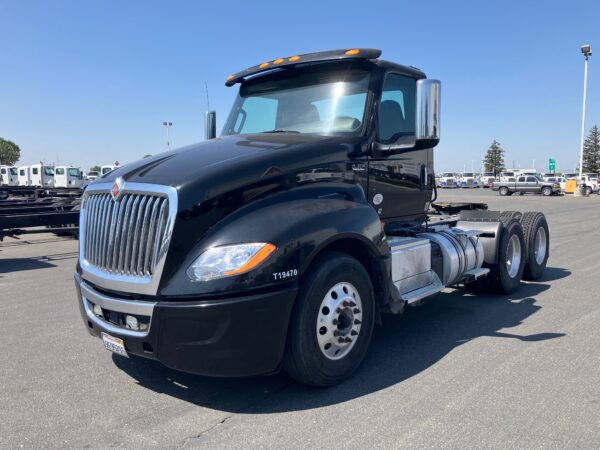 2019 International LT625 - Image 8