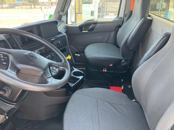 2018 International LT625 - Image 6