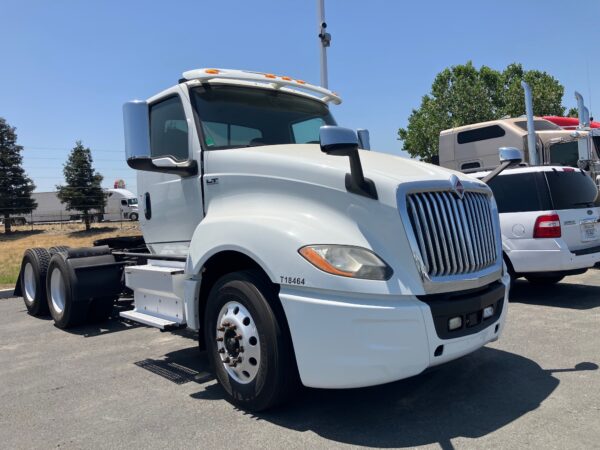 2018 International LT625 - Image 2