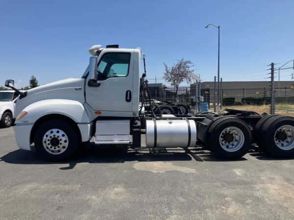 2018 International LT625 - Image 5