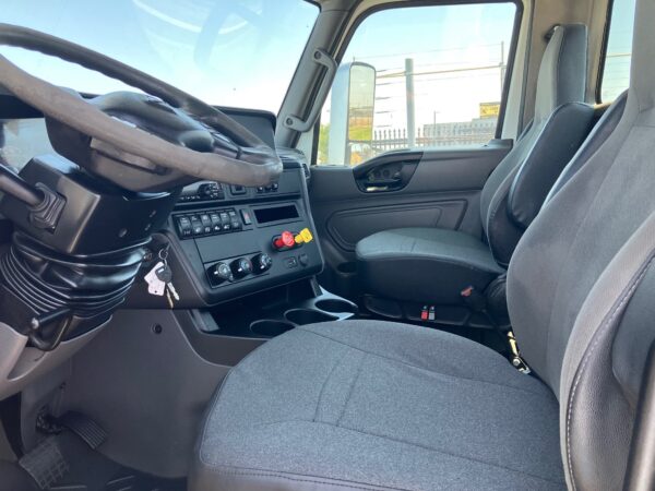 2018 International LT625 - Image 5