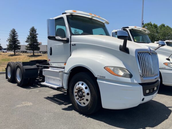 2018 International LT625 - Image 2