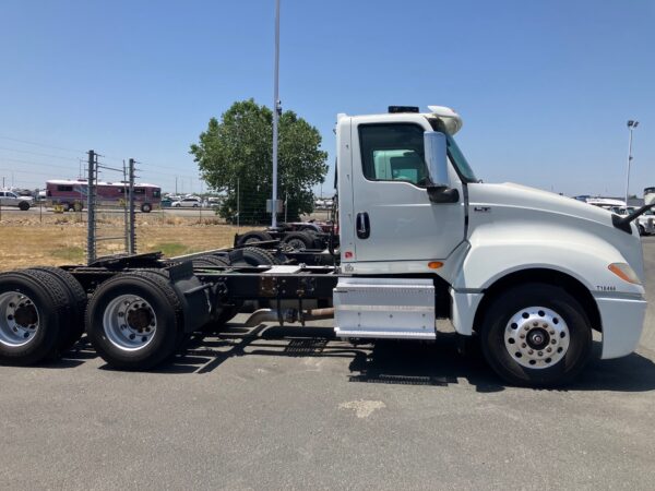 2018 International LT625 - Image 3