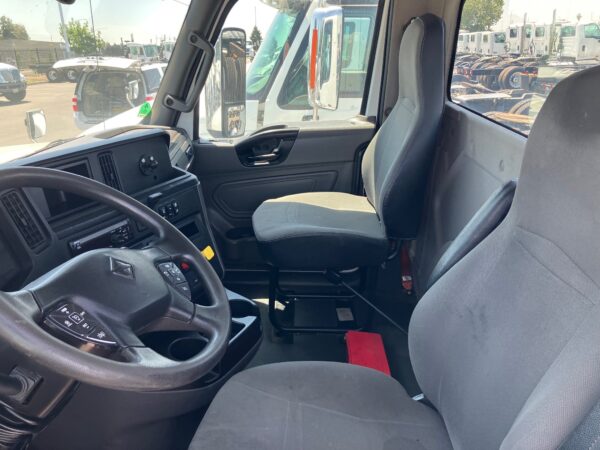 2018 International LT625 - Image 4