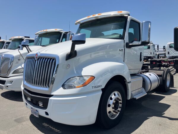 2018 International LT625 - Image 2