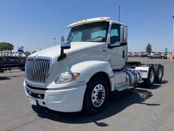 2019 International LT625 - Image 2