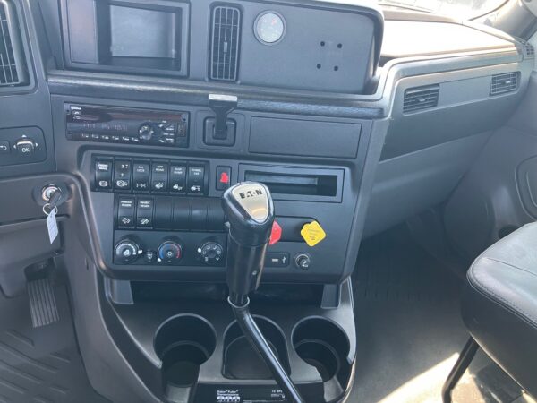 2019 International LT625 - Image 8