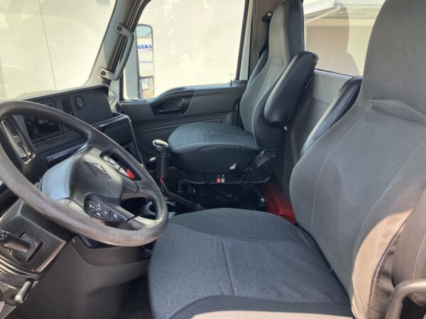 2019 International LT625 - Image 5