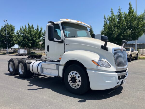 2019 International LT625 - Image 3