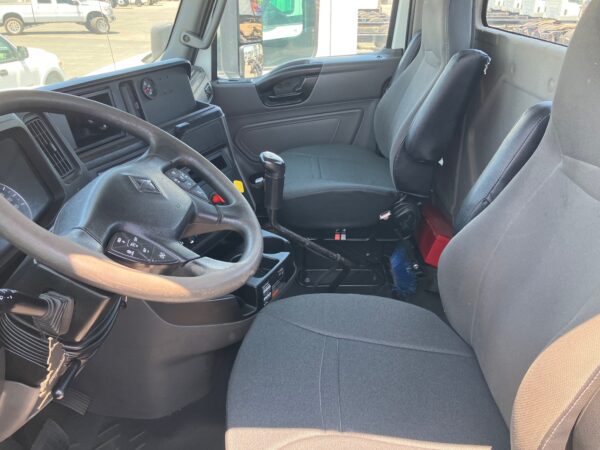 2019 International LT625 - Image 8