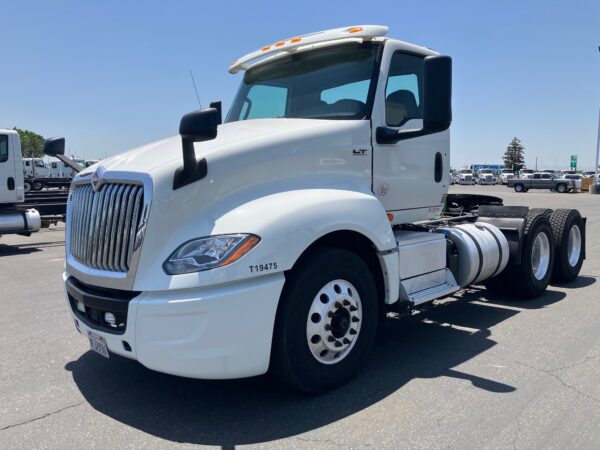 2019 International LT625 - Image 2