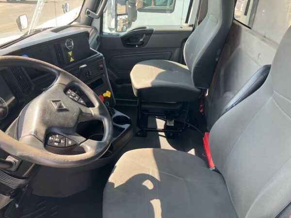 2019 International LT625 - Image 8