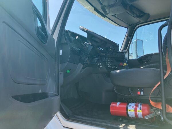 2019 International LT625 - Image 7