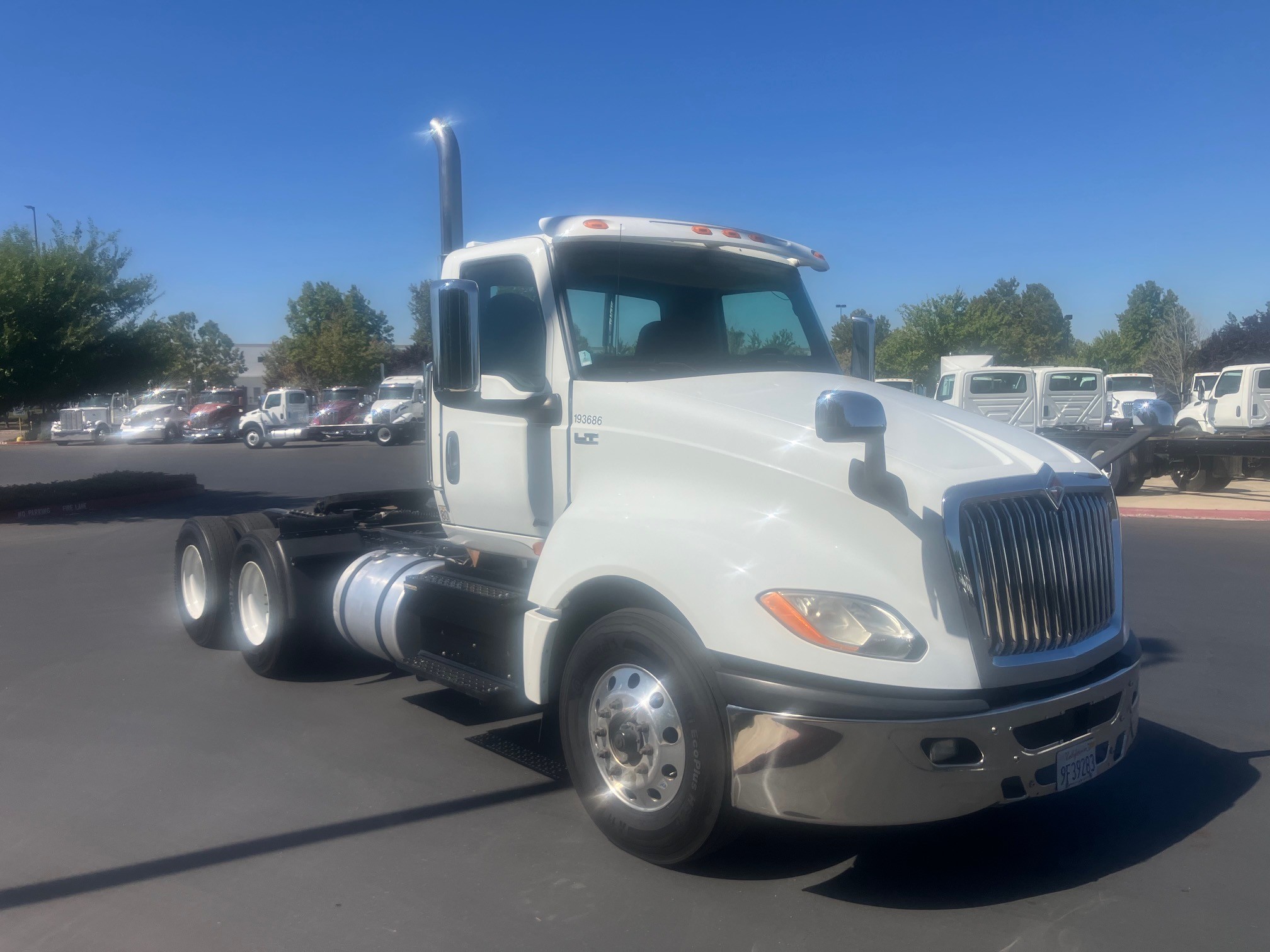 2019 International LT625 - Image 2