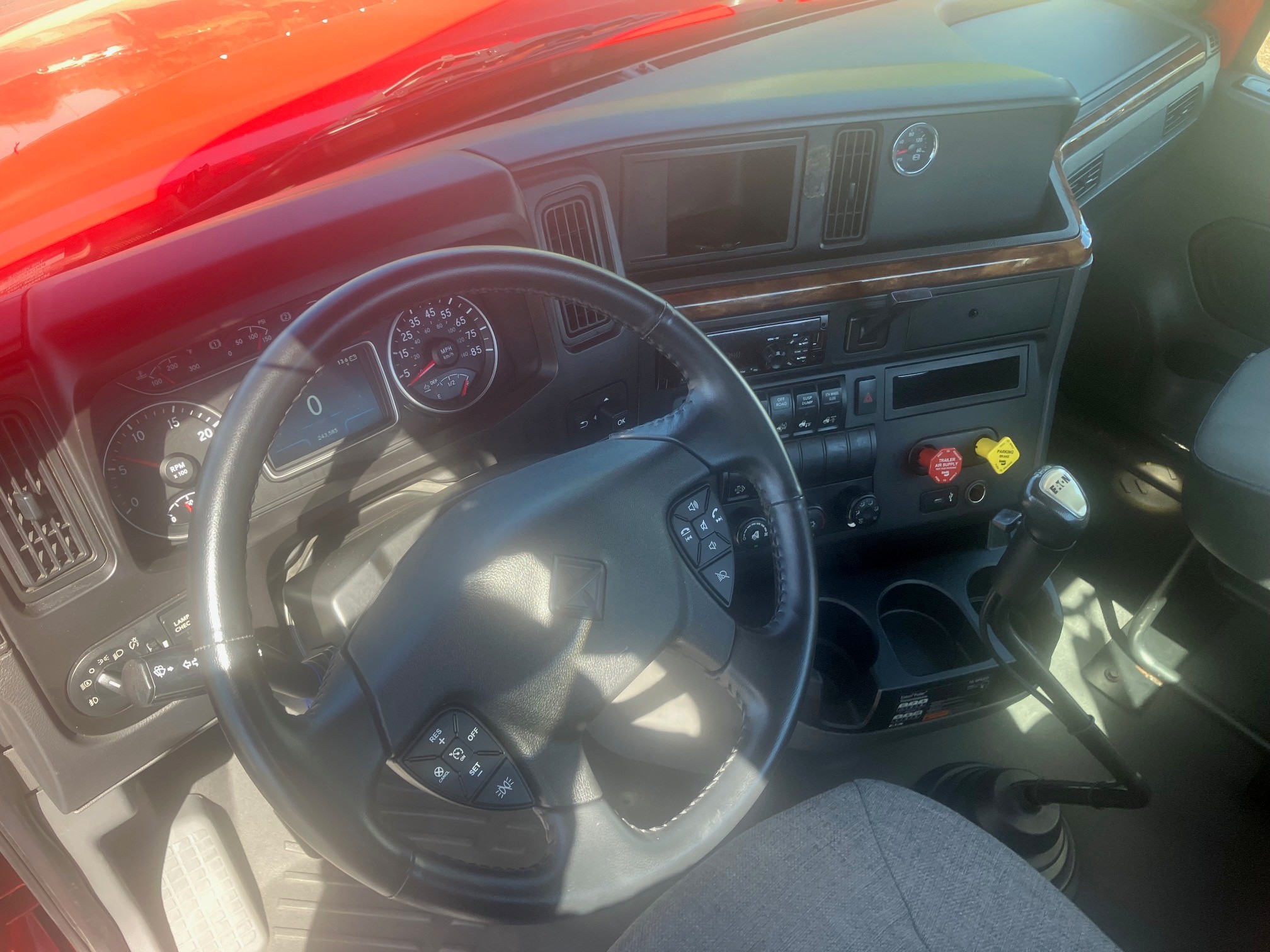 2019 International LT625 - Image 4