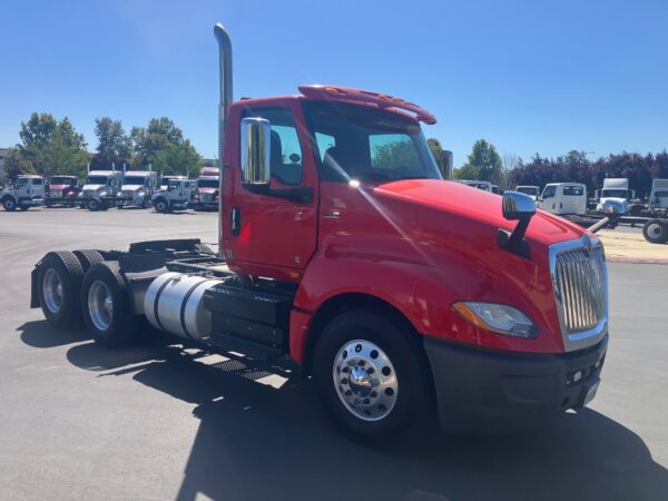 2019 International LT625 - Image 2