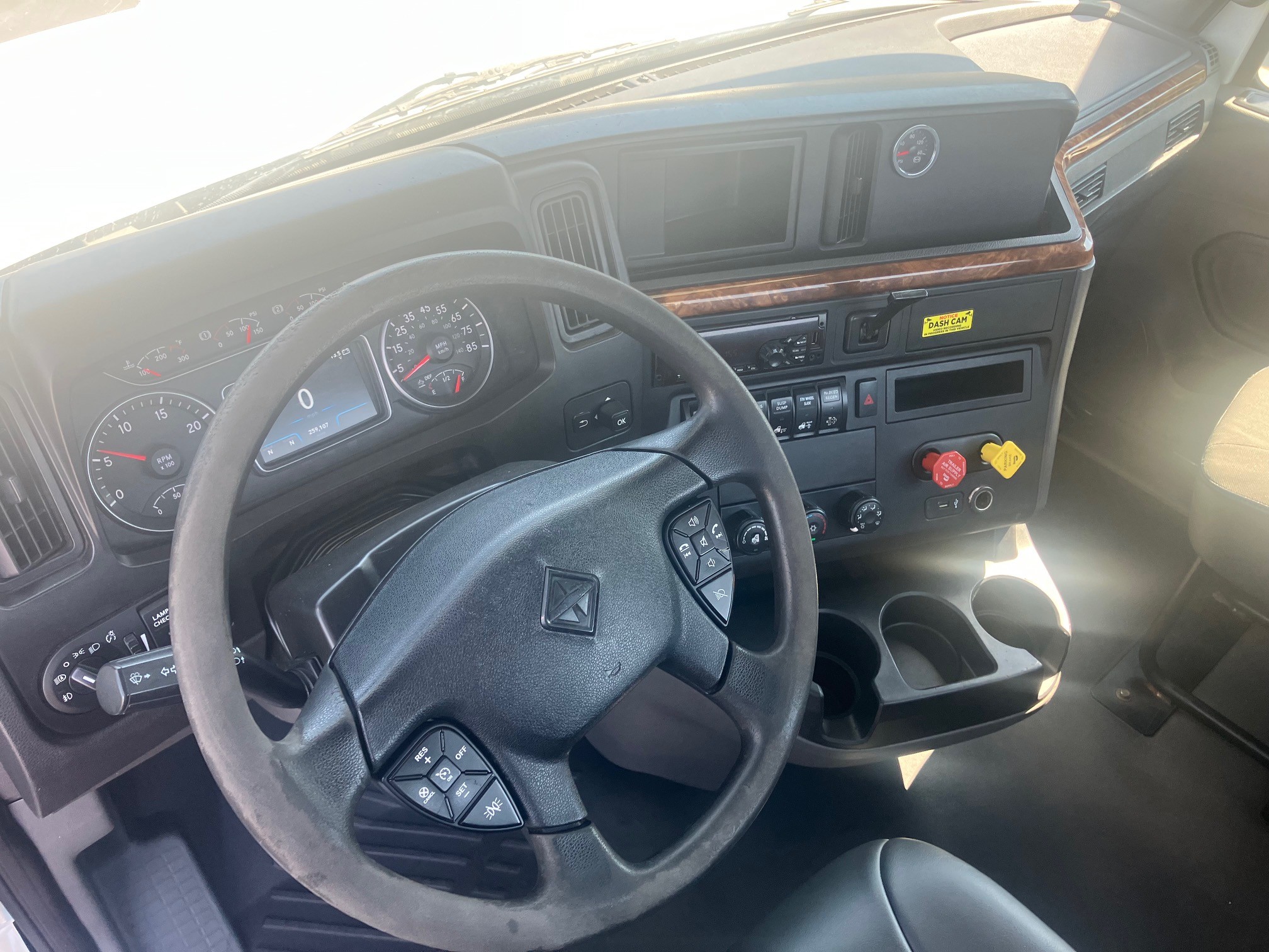 2019 International LT625 - Image 4