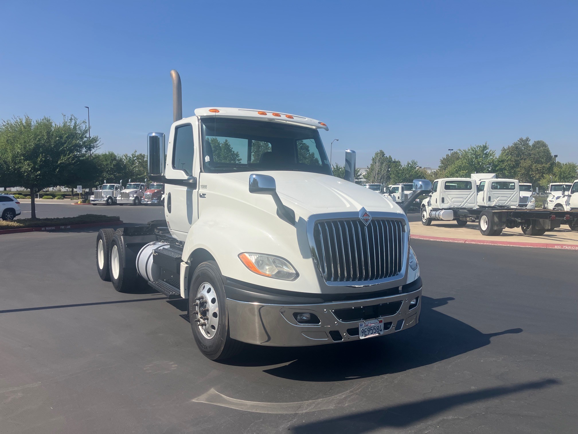 2019 International LT625 - Image 2