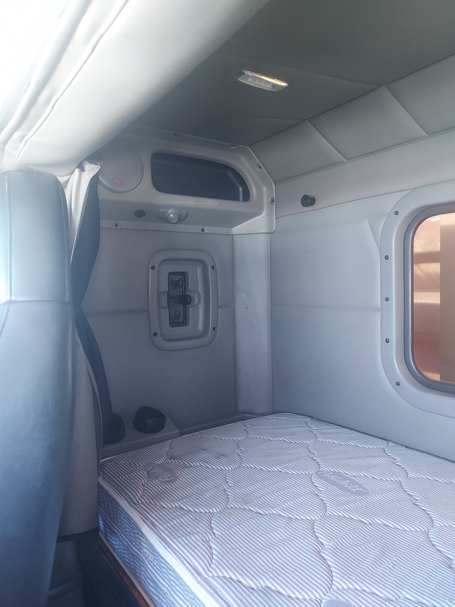 2015 Peterbilt 567 - Image 12