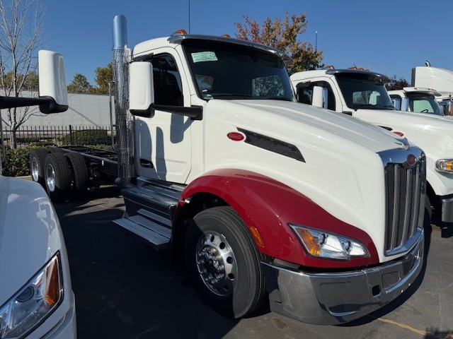 2025 Peterbilt 579 - Image 2