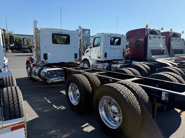 2025 Peterbilt 579 - Image 3