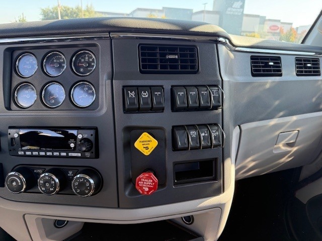 2025 Peterbilt 579 - Image 5
